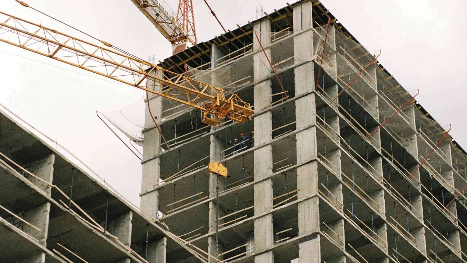 Rohbau eines mehrgeschossigen Betonbaus mit Turmdrehkran