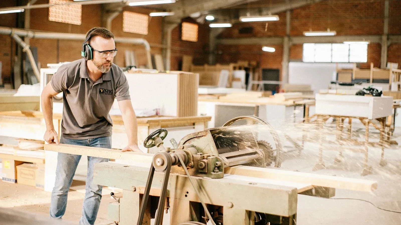 Schreiner an der Abrichtmaschine in der Werkstatt
